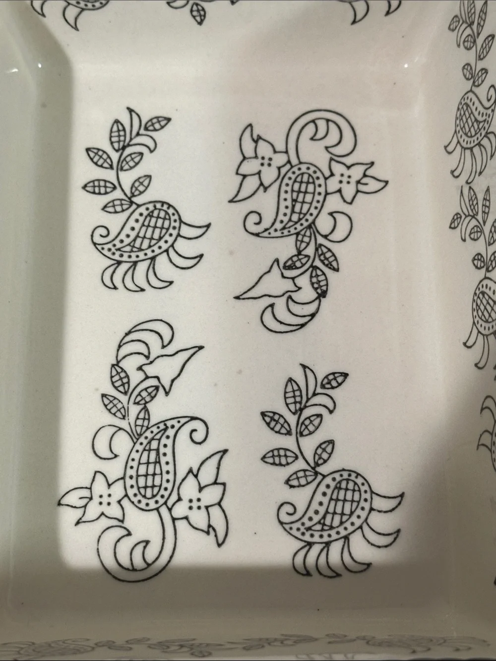 Baum Paisley/Botanical/Floral Black and White Casserole Pan